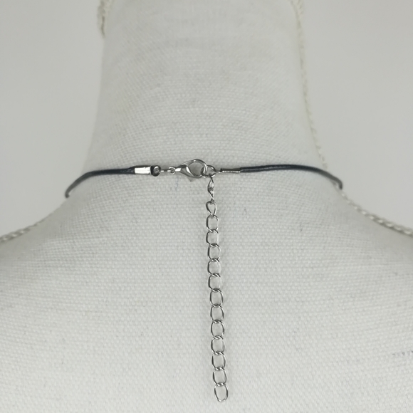 Silver tone leaf necklace with green glass cubes - Picture 3 of 3